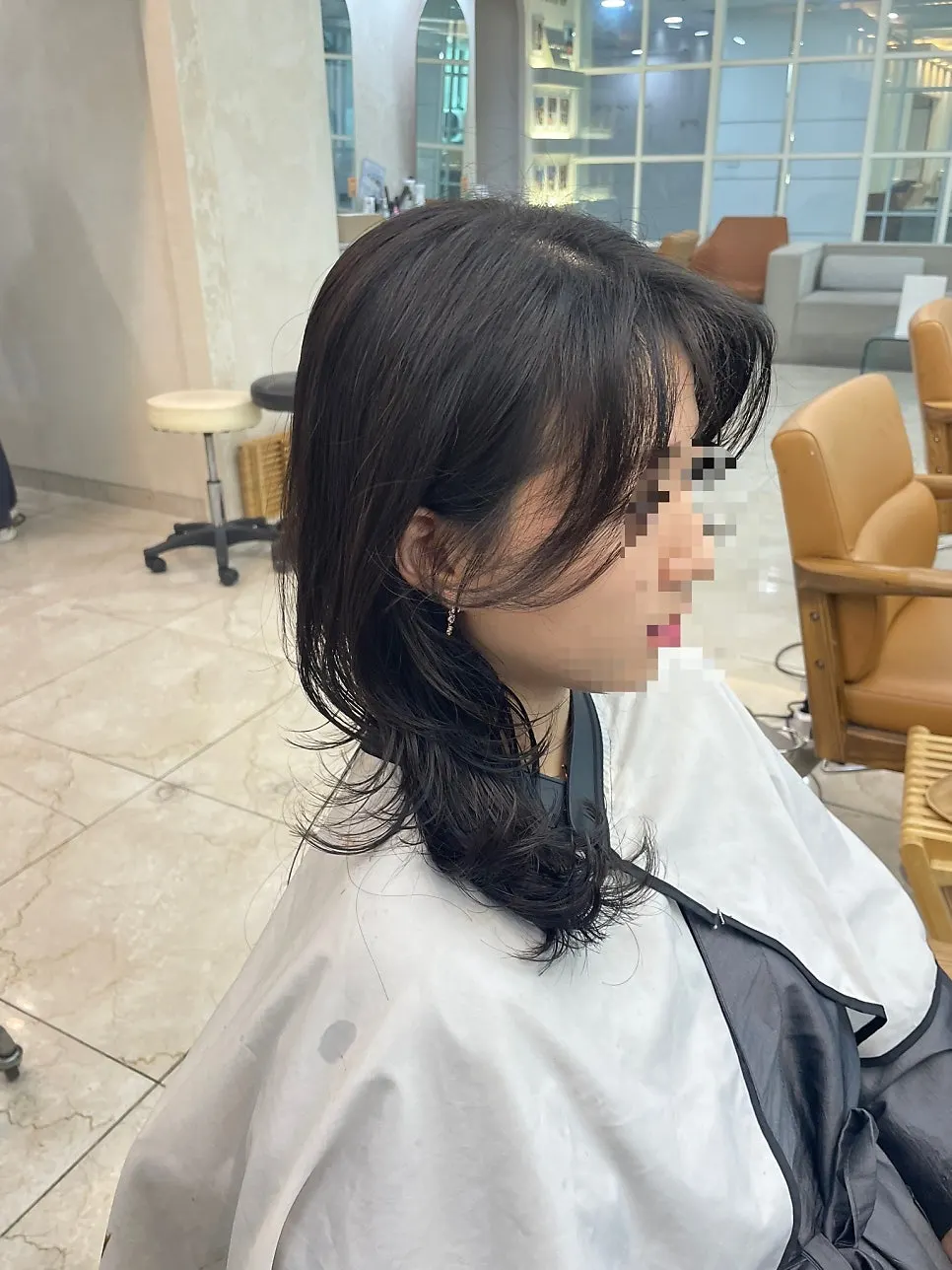 Calm, neatly finished medium-length layered perm
