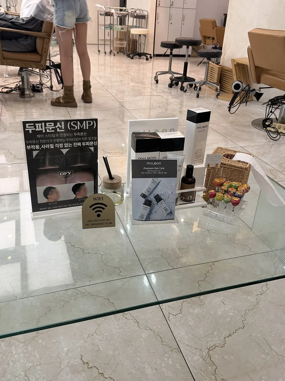 標示染髮剪髮燙髮及頭皮紋繡的髮廊內部
