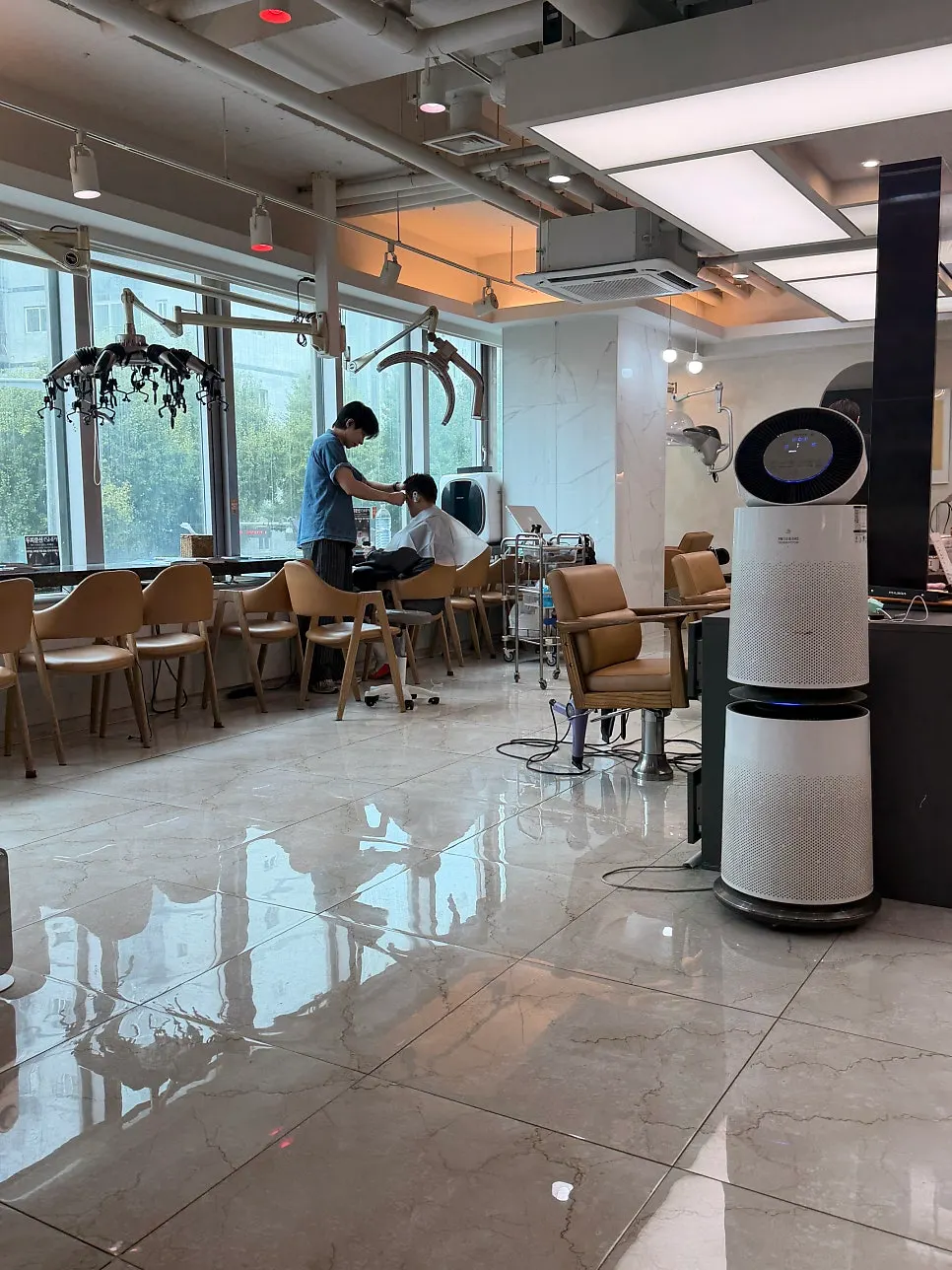 擁有大片落地窗的ONLY FOR YOU韓南本店內部