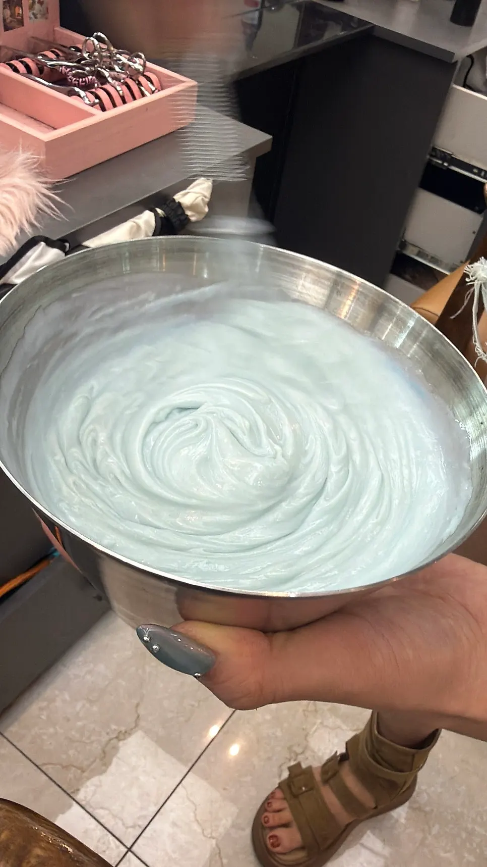 調製成薄荷棕色的染髮劑