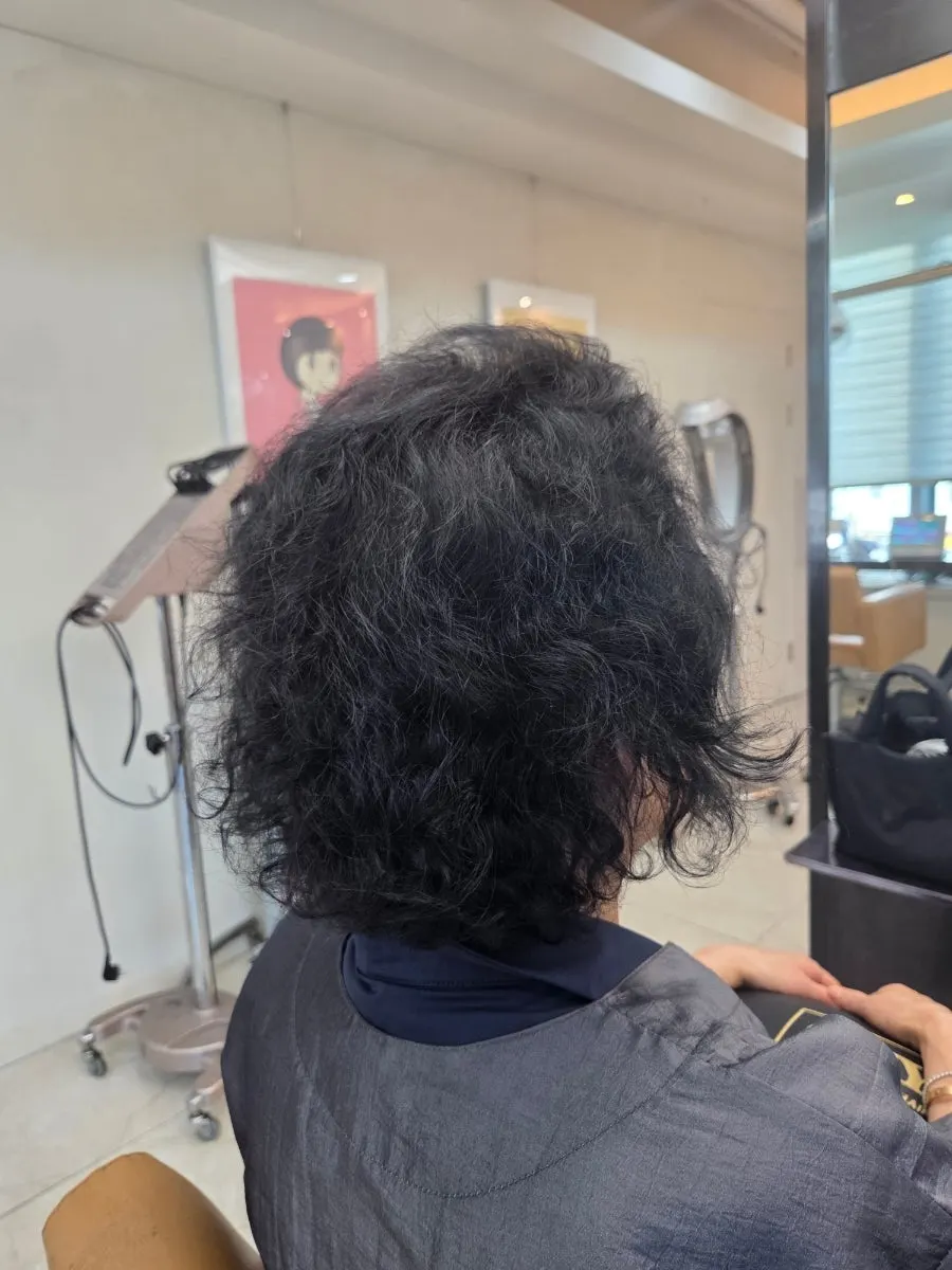 레이어드를 잡아 컷트를 진행하는 모습