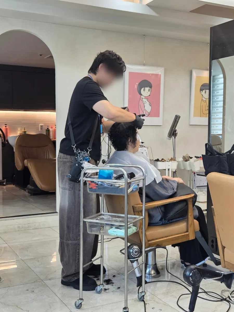 음료와 디저트를 곁들인 시술 중 티타임