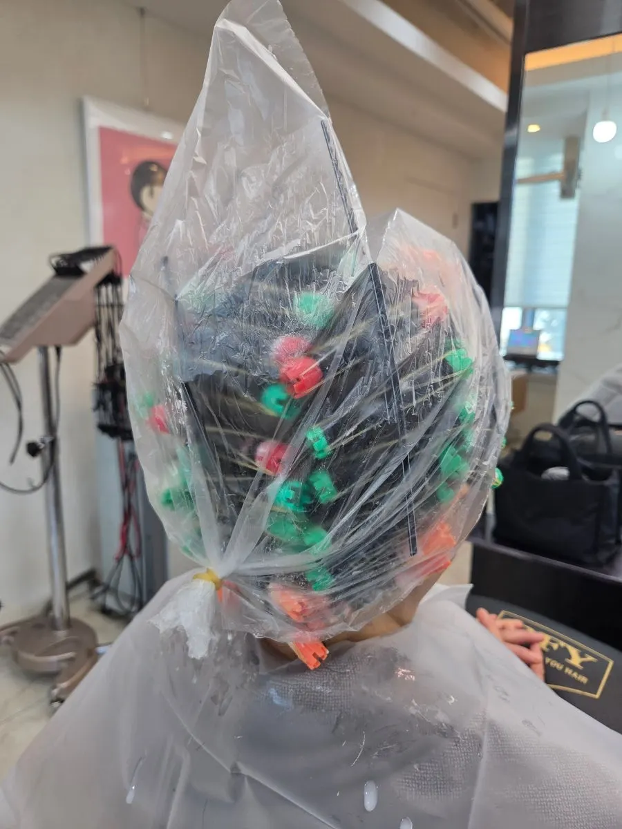 펌 로드를 꼼꼼히 말아주는 디자이너
