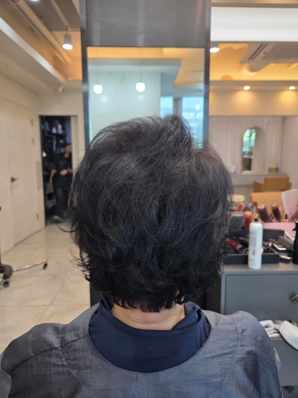 스타일링 마무리를 마친 친정엄마 펌 헤어