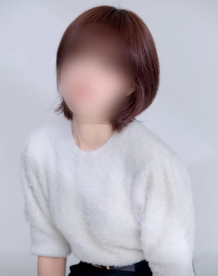 デザイナーが毛髪の状態を確認する相談シーン