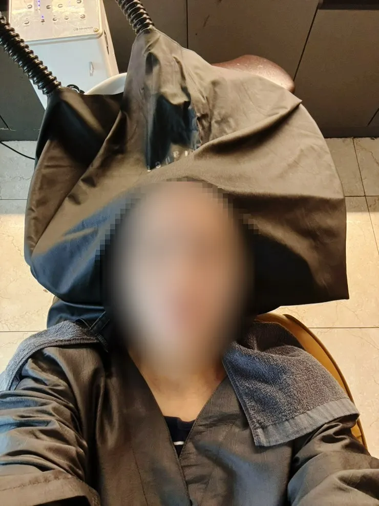シャンプー室で頭皮クレンジング後にスチームを当てる様子