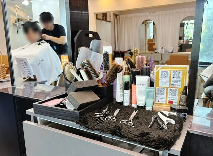 平日の空いている時間帯の店内座席