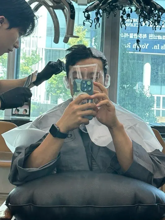 Scalp protector applied before bleaching