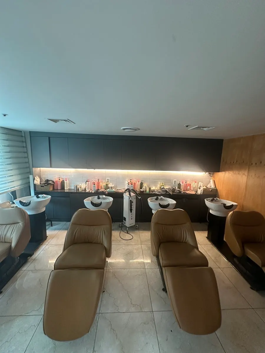 Shampoo room with 4 seats