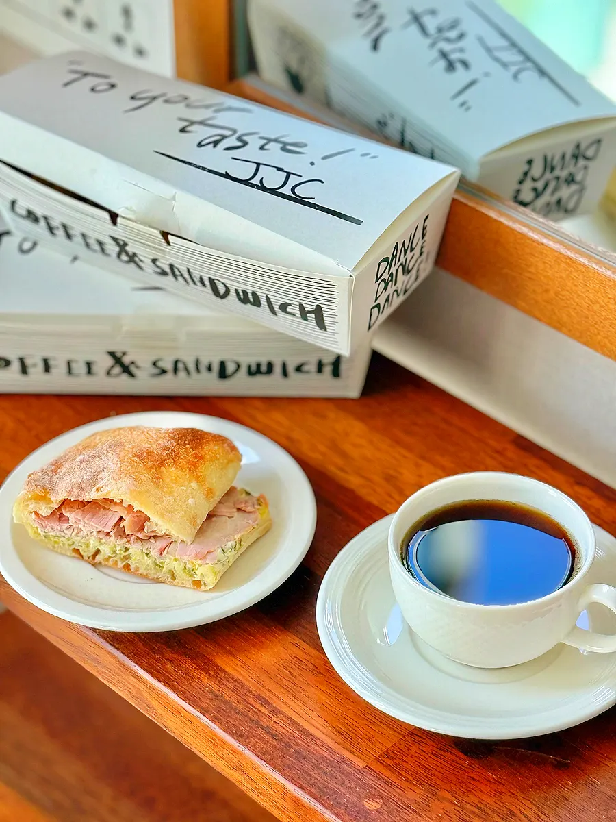 Jambon jalapeño sandwich with hot Americano