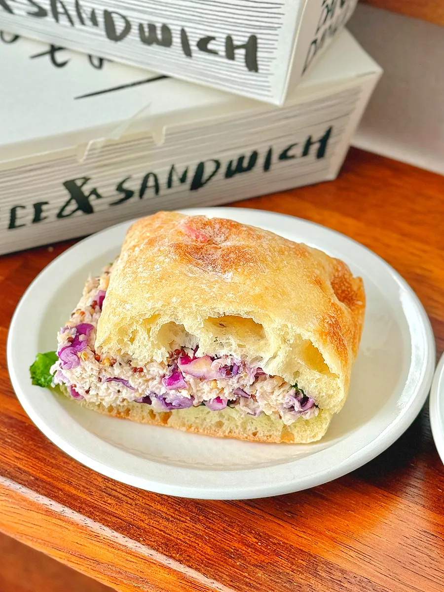 Ciabatta sandwich with chicken breast and vegetables