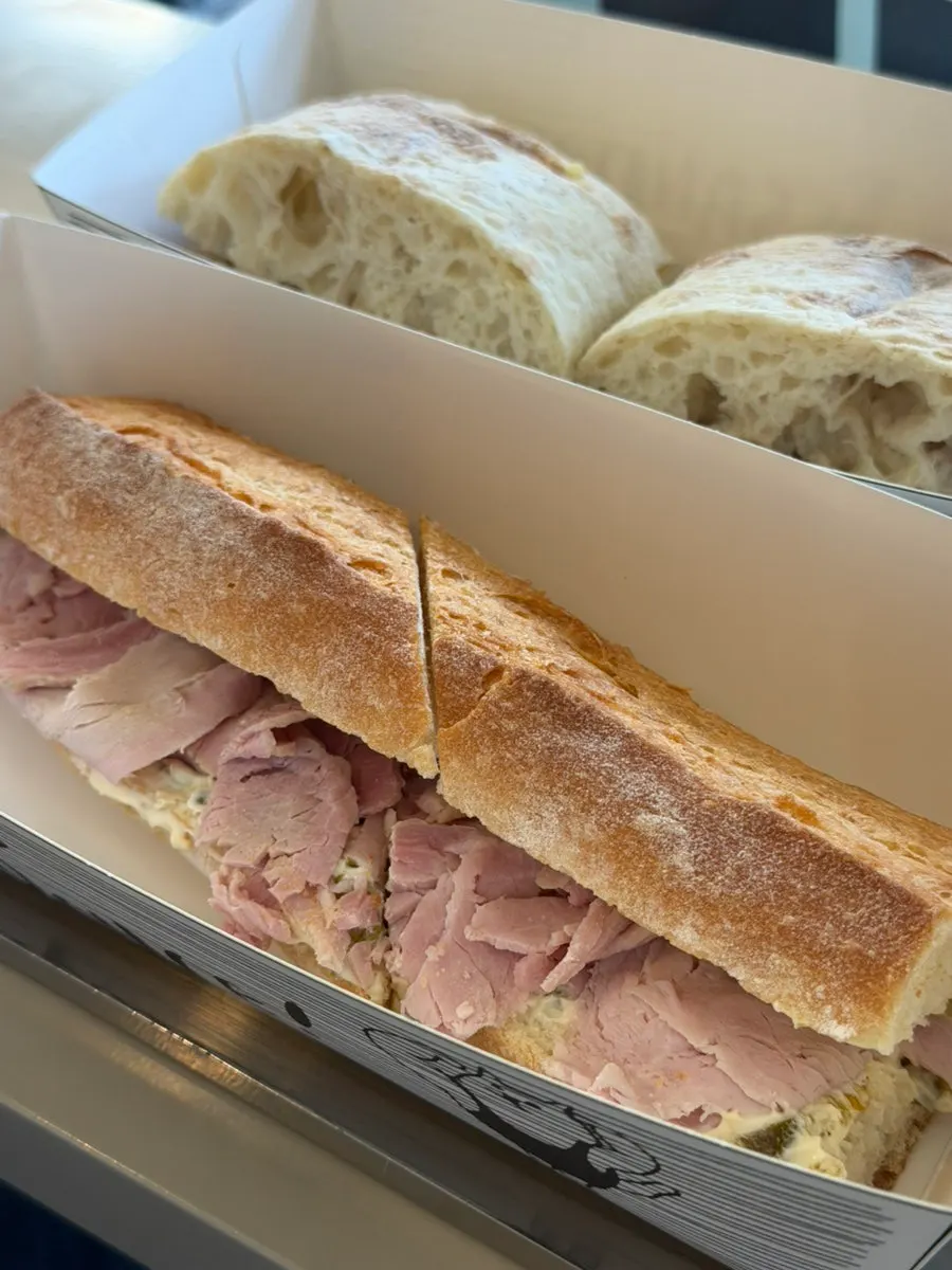 Cross-section of the jambon jalapeño baguette