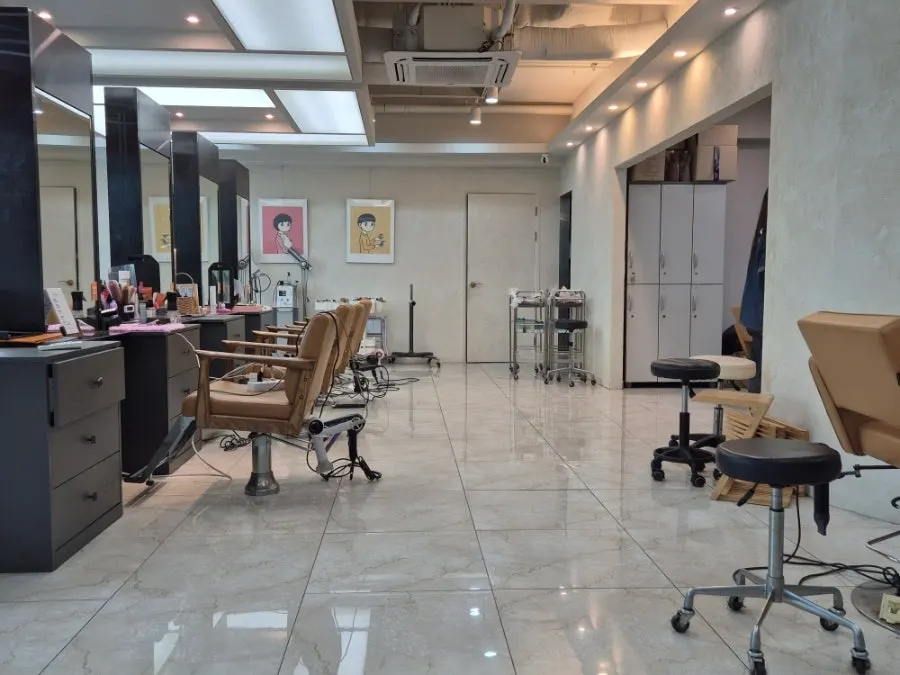 살롱 시술 자리와 거울