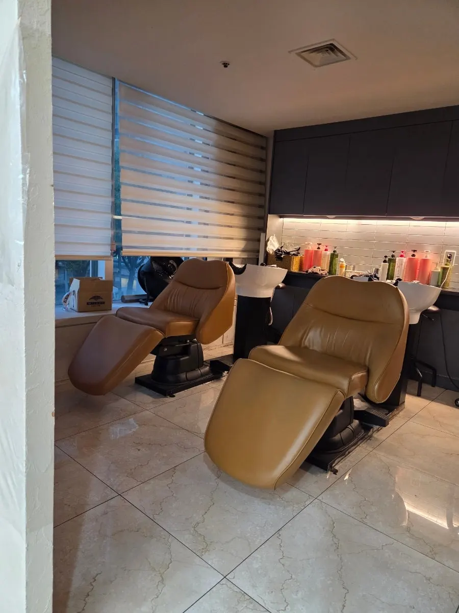 Waiting area near the entrance leading to the shampoo room