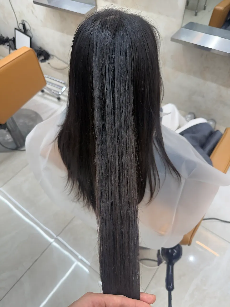염색 전 머리 색이 빠진 중간 기장