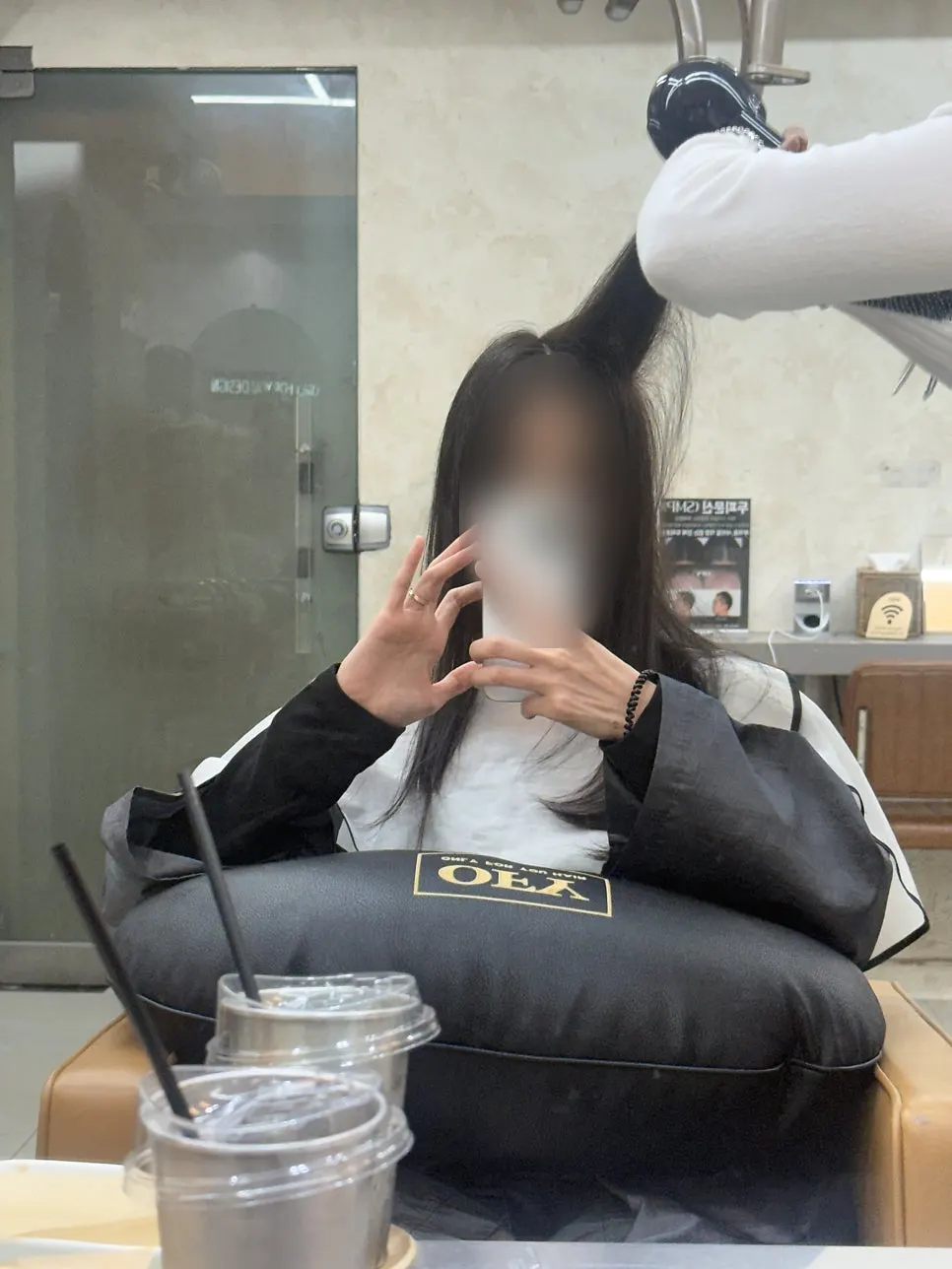 염색 후 마무리 드라이 중인 머리