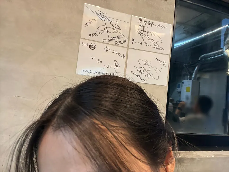 실외에서 본 애쉬브라운 헤어 컬러