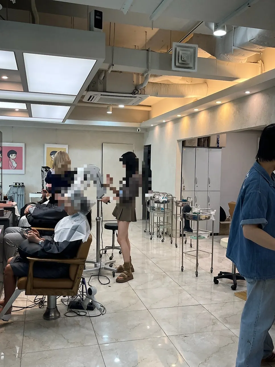 화이트 베이지톤 헤어숍 내부