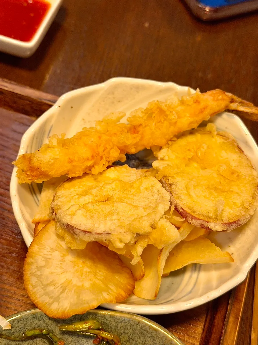Freshly fried tempura included in the set
