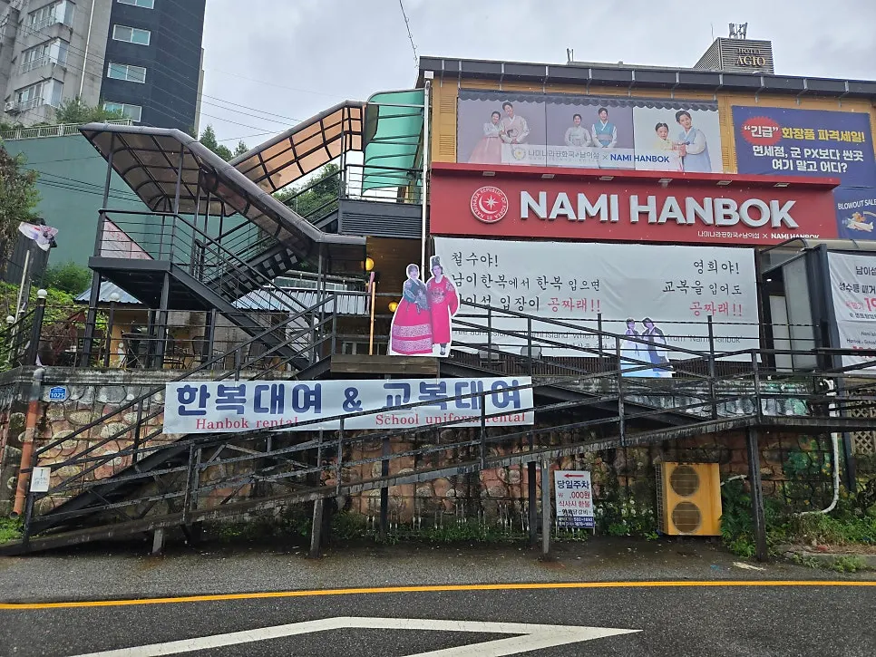 계단 옆 휠체어와 유모차용 경사로