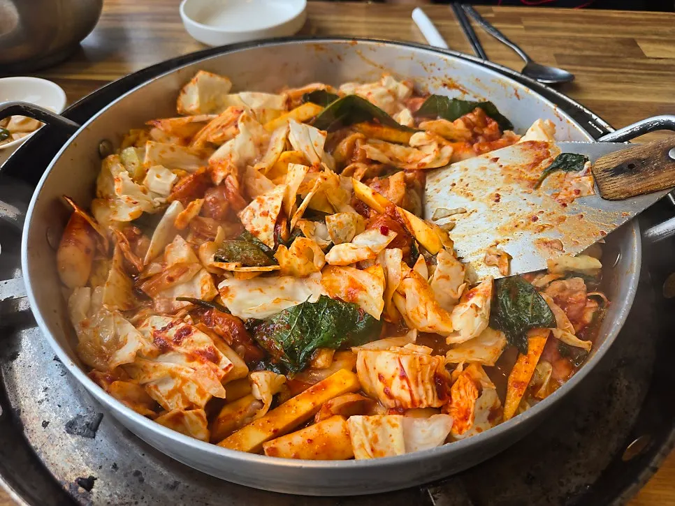 철판에 올라간 닭갈비와 양배추