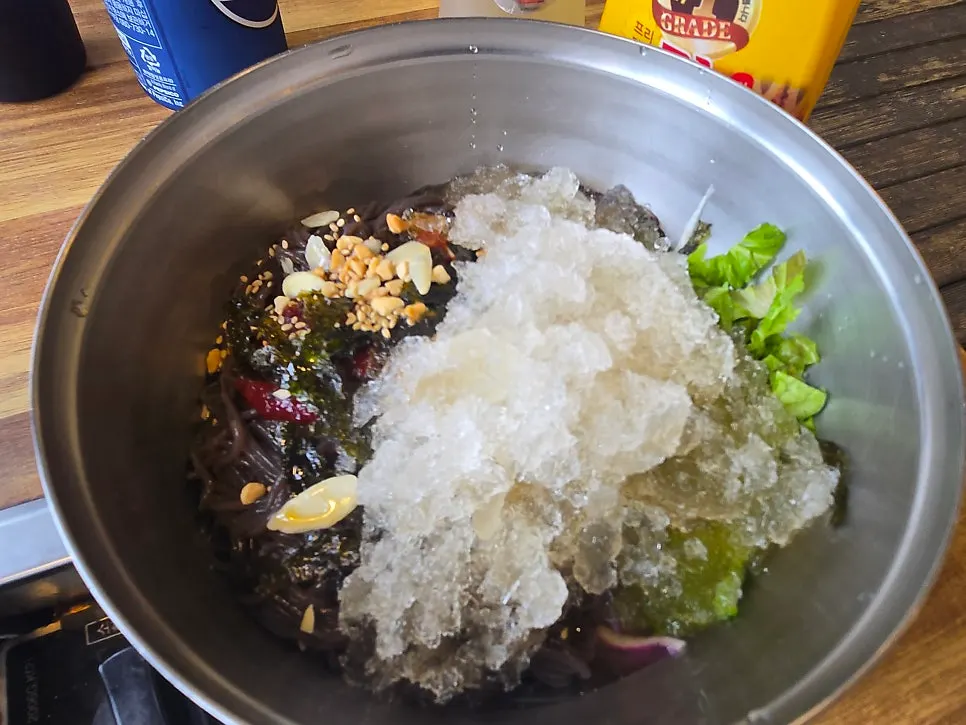 직원이 자리에서 볶아주는 닭갈비