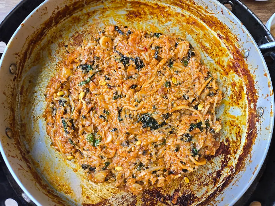 다 볶아진 닭갈비와 떡사리