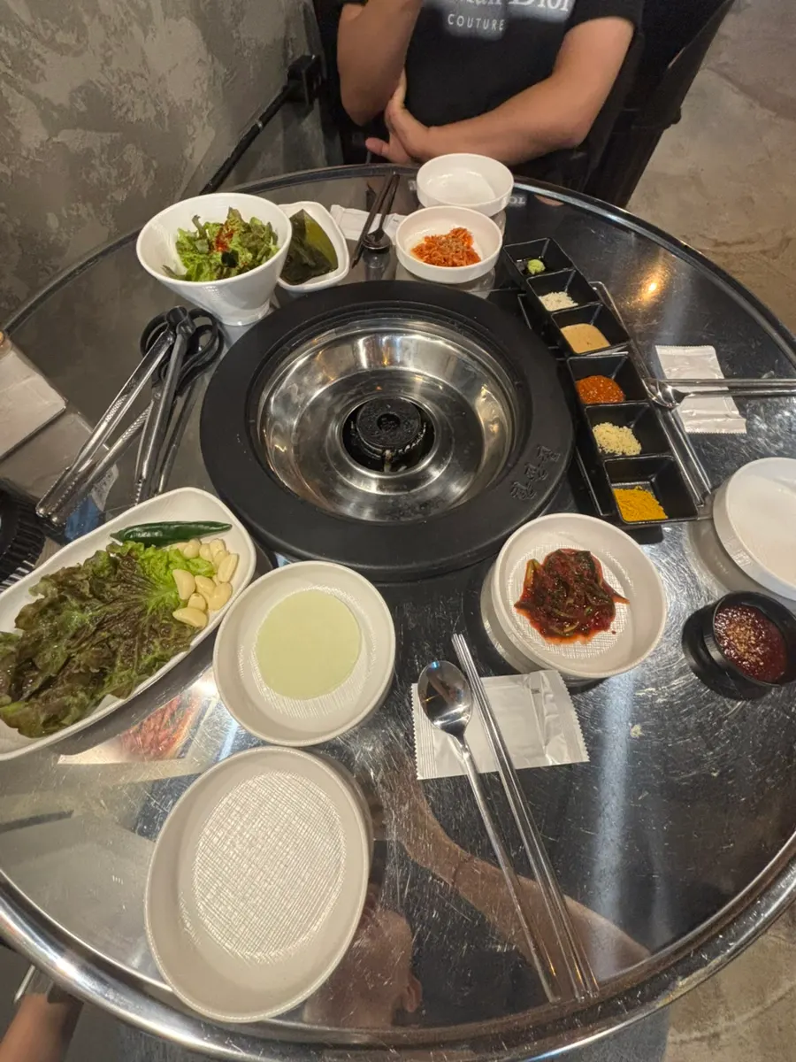Side dishes set on the table at Hanpanjip Changwon Gaeum Branch