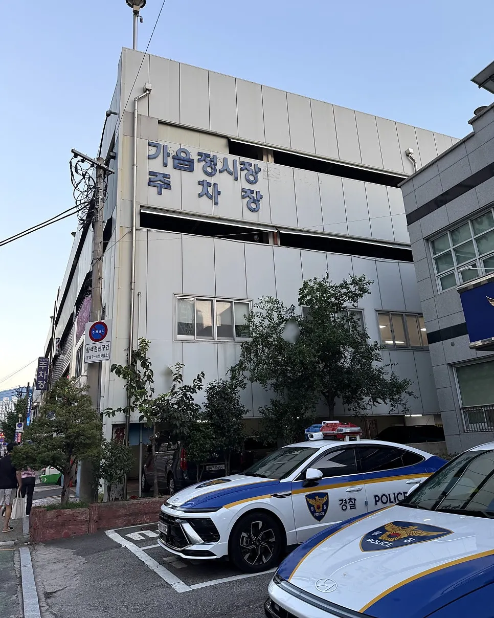 The path toward the entrance of Gaeumjeong Market