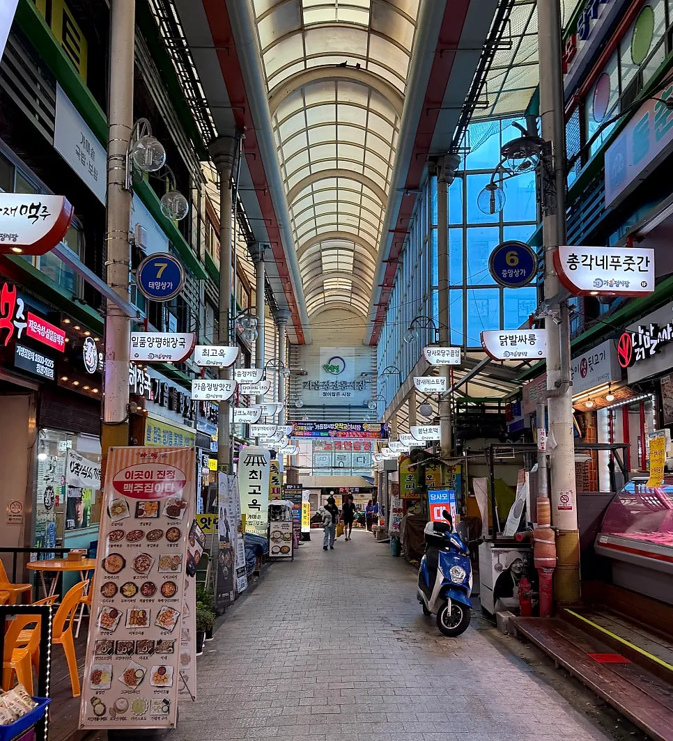 The path through the market leading to Hanpanjip