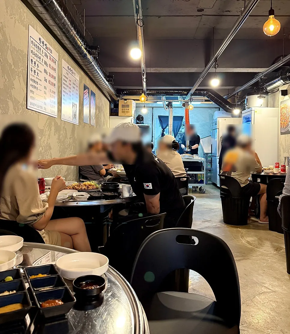 Hanpanjip's interior packed with customers