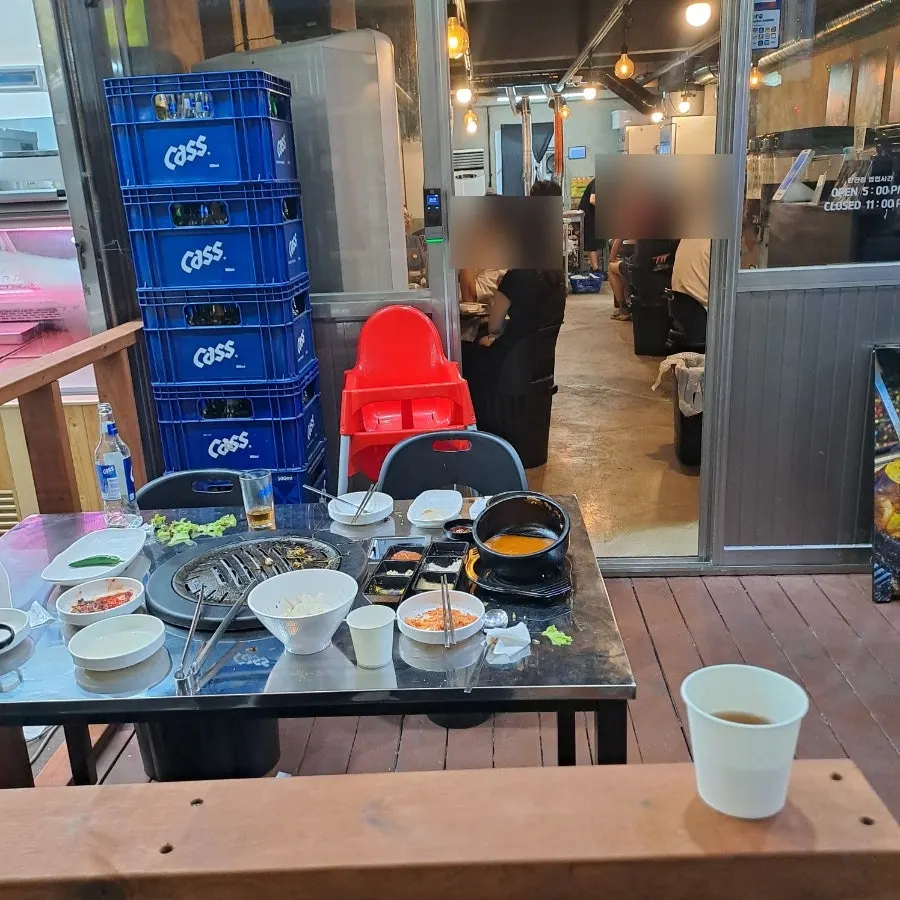 한판집 창원가음점 입구와 외부 테이블
