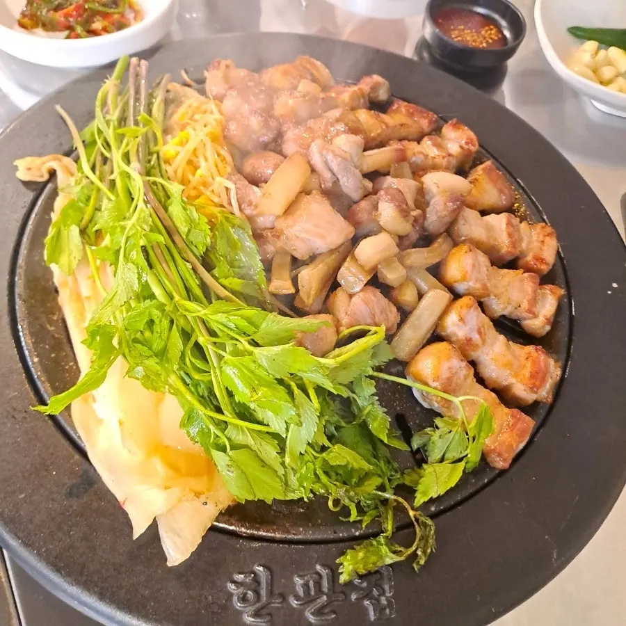 한판집 한판 소 불판 위 고기