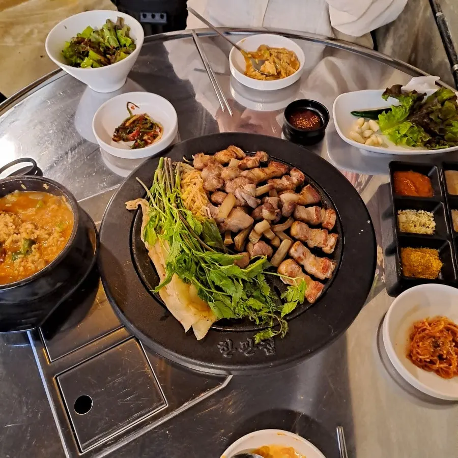 먹기 직전 한판집 불판 상차림