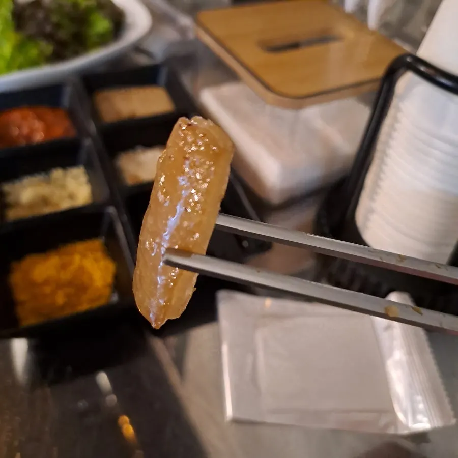 마늘소금에 찍은 삼겹살 한 점