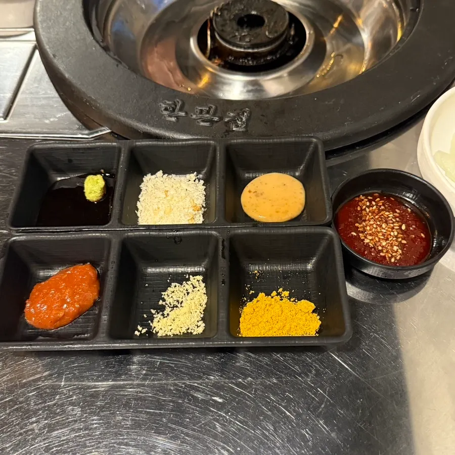 Hanpanjip's 6 sauce selection