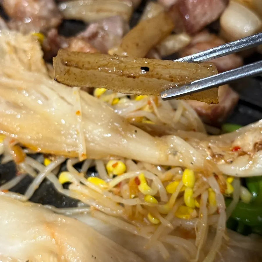 Chewy grilled pork skin at Hanpanjip