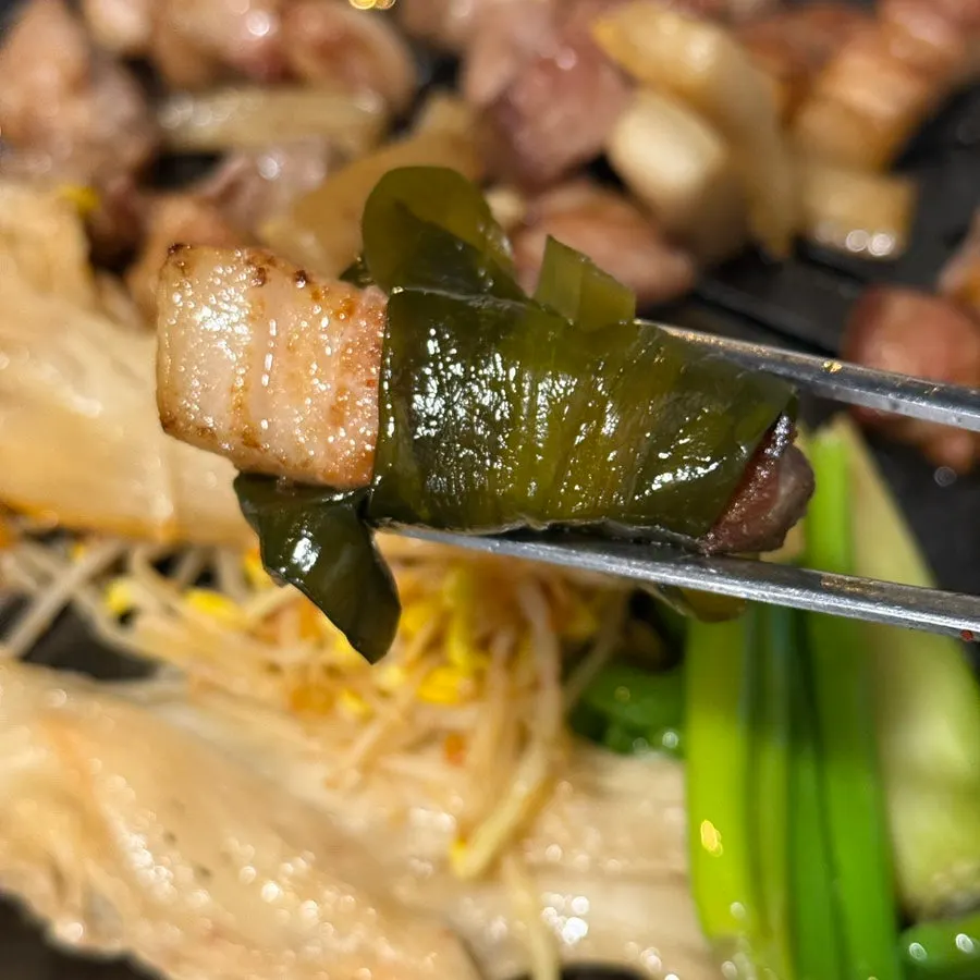 Hanpanjip meat wrapped in mountain garlic leaf