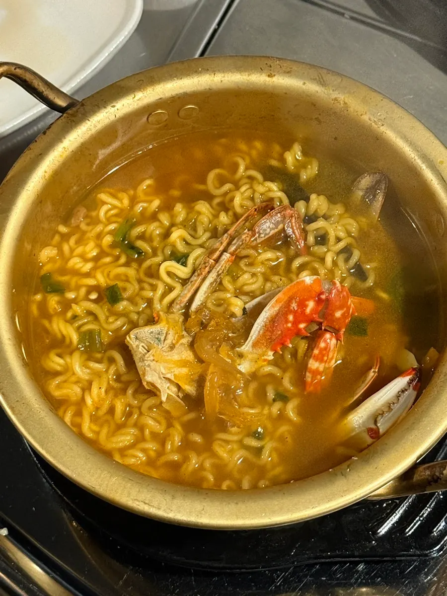Seafood-loaded broth in Hanpanjip's ramyeon