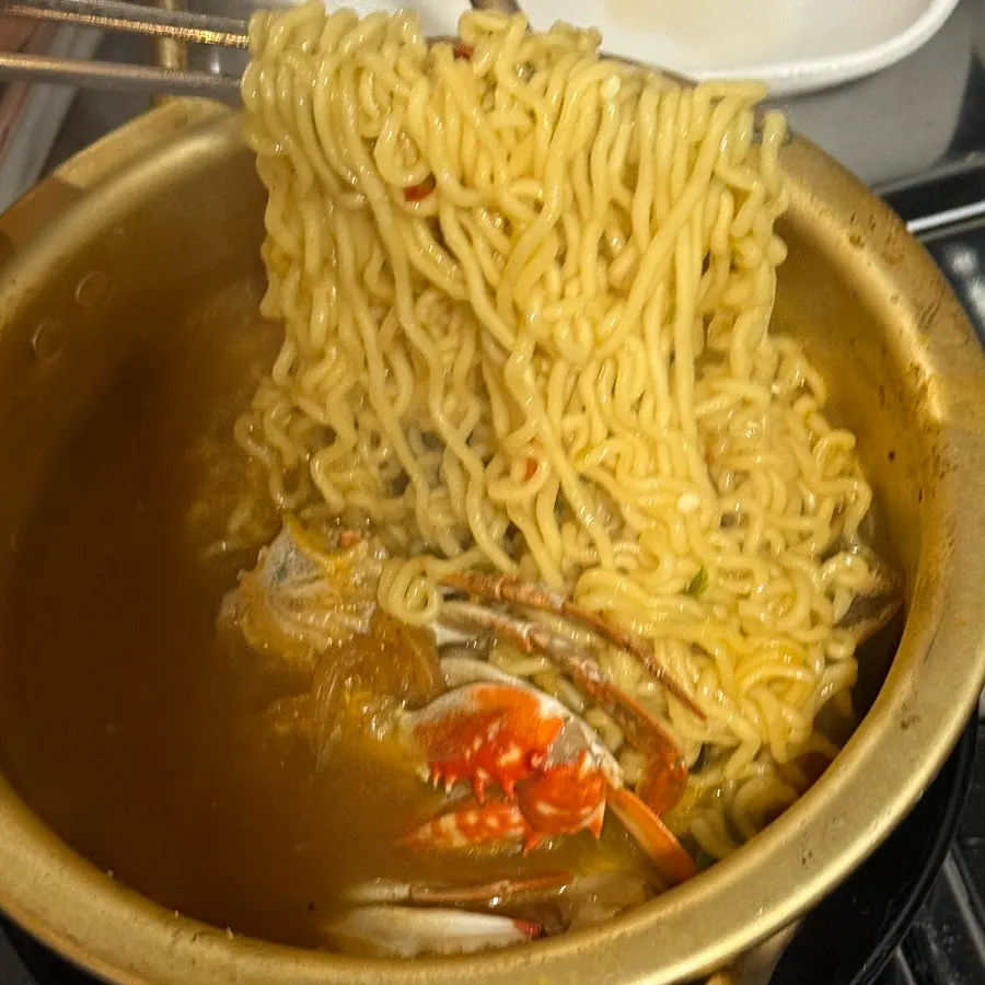 Hanpanjip seafood ramyeon served with meat