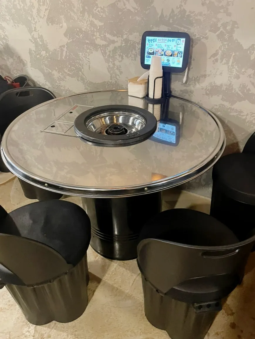 Table for four with a tablet inside Hanpanjip