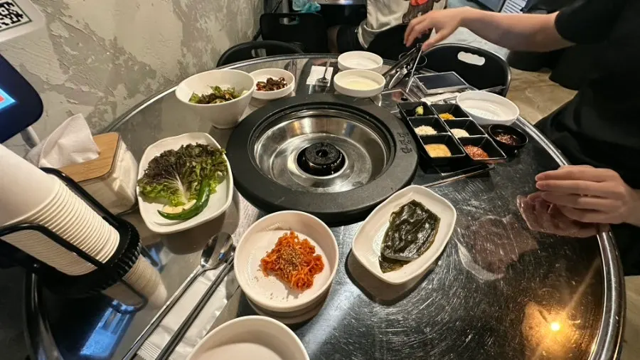 부부가 마주 앉은 고깃집 테이블