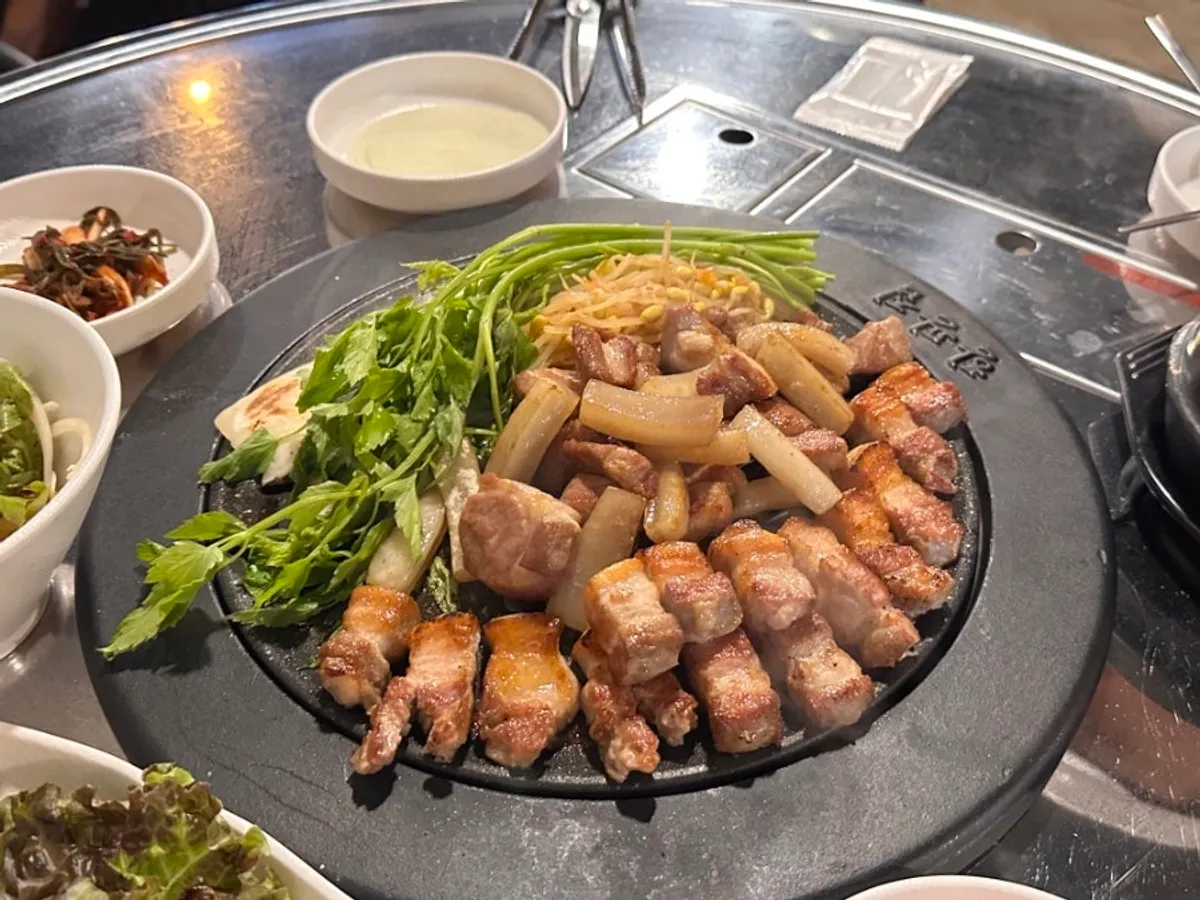 촉촉하게 익은 목살 한 점