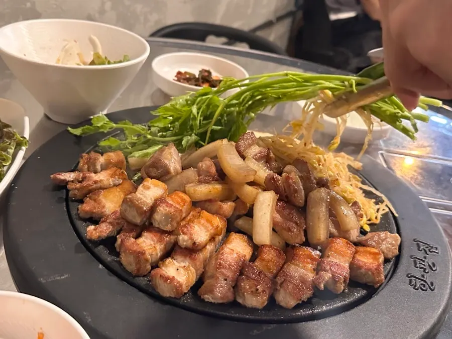 살짝 숨이 죽은 미나리와 고기