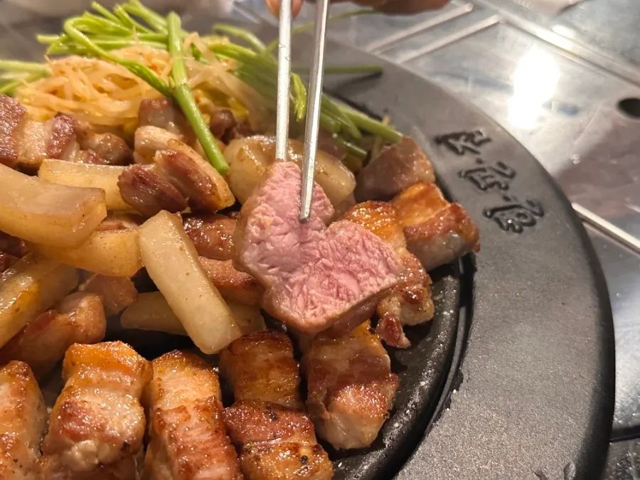 노릇하게 구워진 목살과 미나리