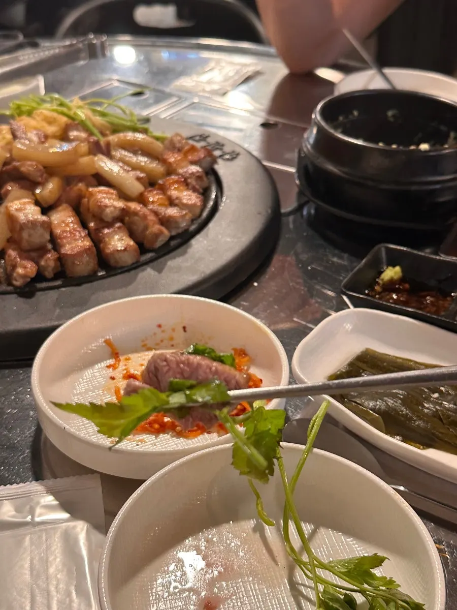 세로로 담은 미나리 한판 불판