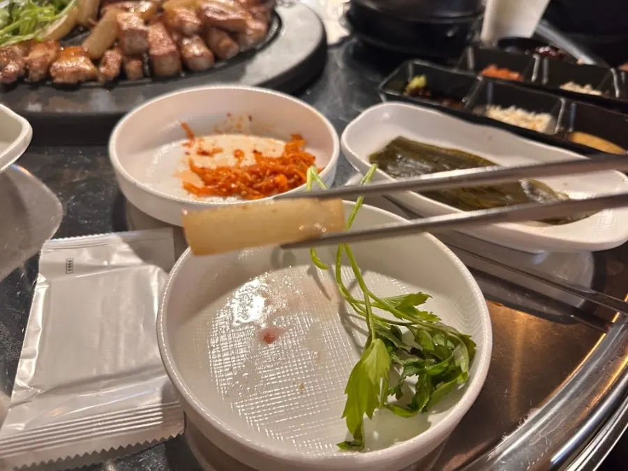 불판에 올린 돼지 껍데기