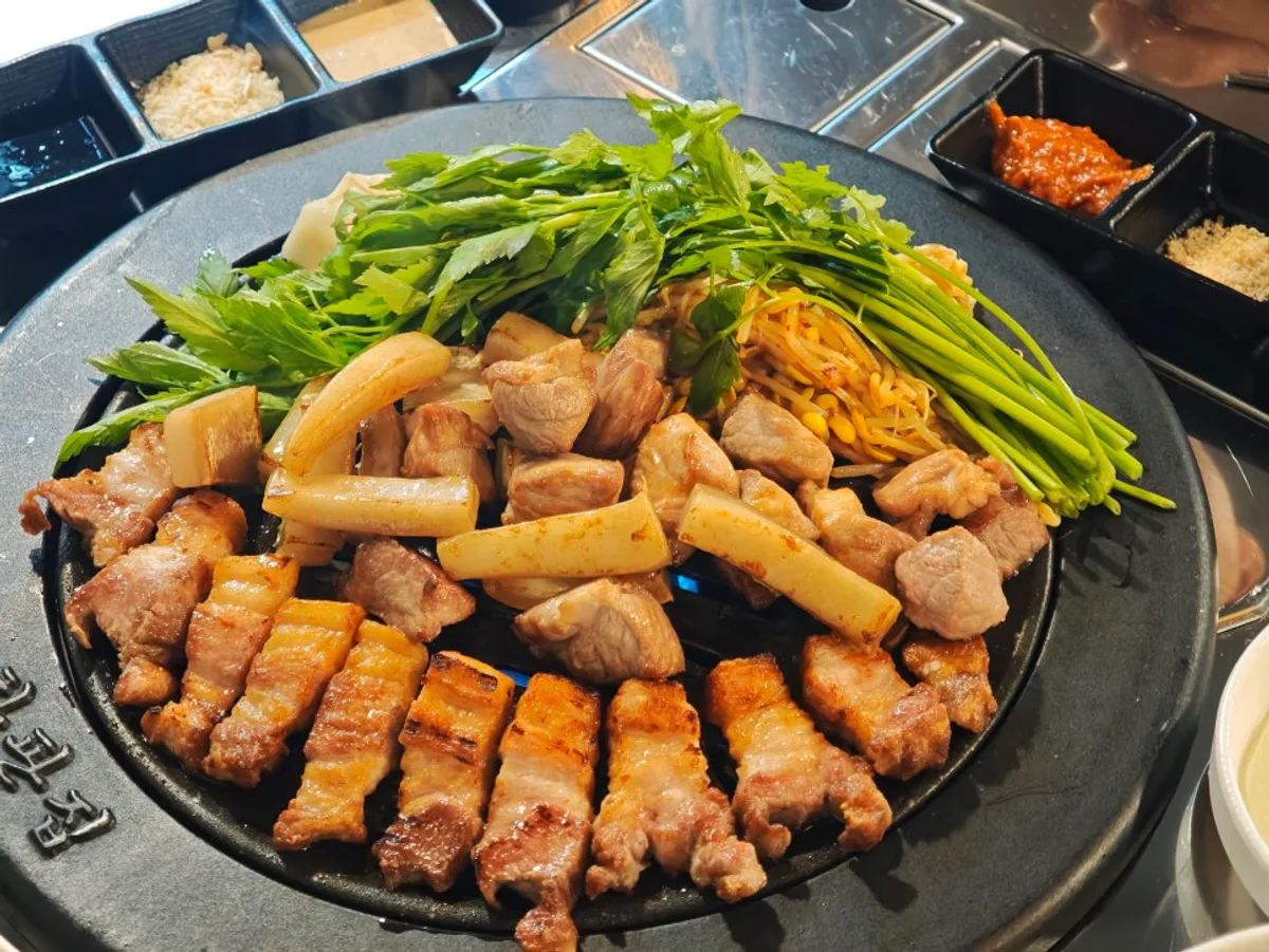 The 550g minari hanpan small platter table setting