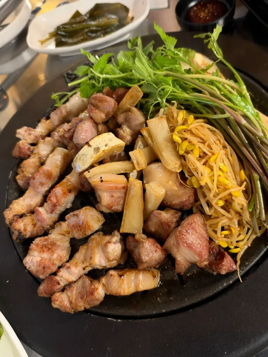 숯불에 구워져 나온 삼겹살 목살 껍데기 한판