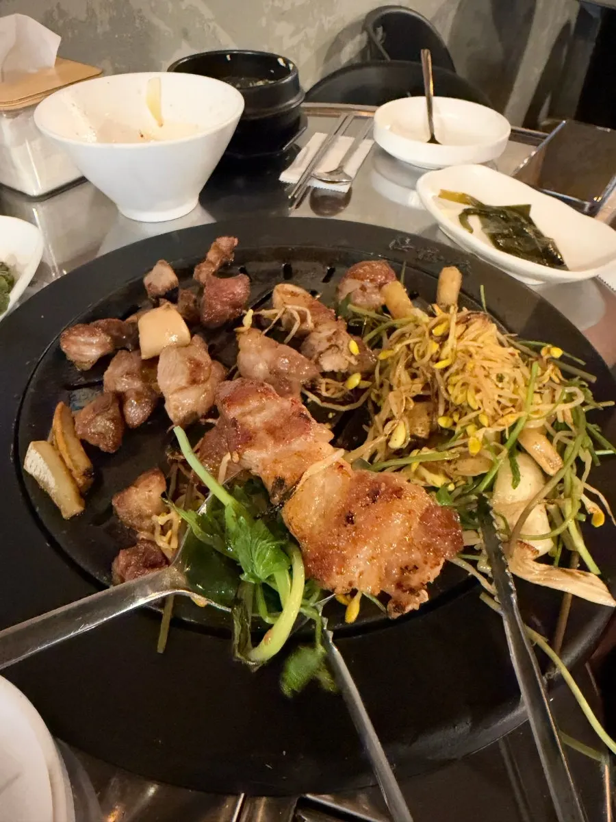 백김치 콩나물 미나리가 함께 올려진 불판